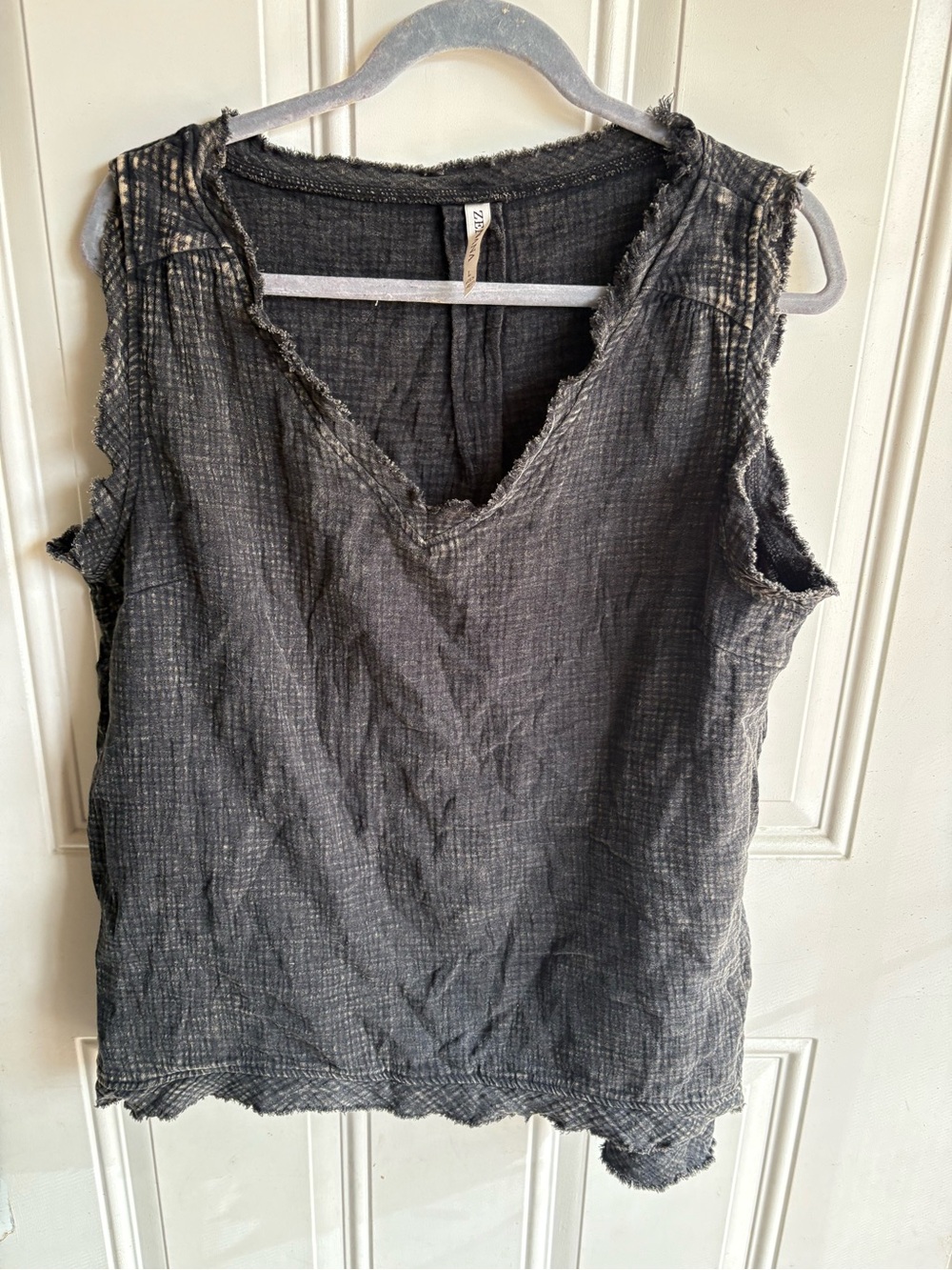 Zenana Washed ash black Raw-Edge V-Neck Tank gauze material large